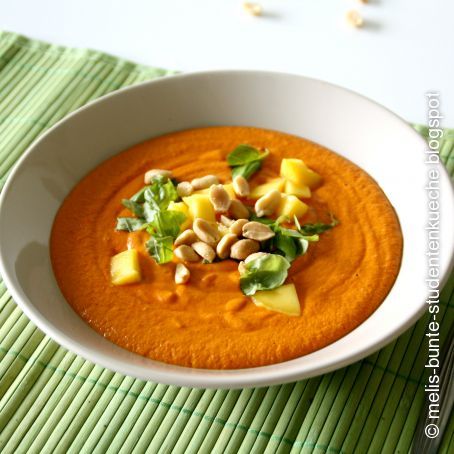 Cremige Paprika-Erdnuss Thai Suppe mit Mango