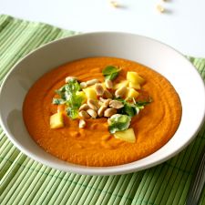 Cremige Paprika-Erdnuss Thai Suppe mit Mango
