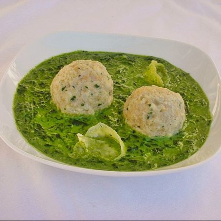 Käseknödel auf Rahmspinat