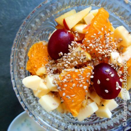 Käsesalat mit Früchten und Sesam