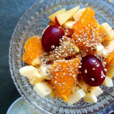 Käsesalat mit Früchten und Sesam