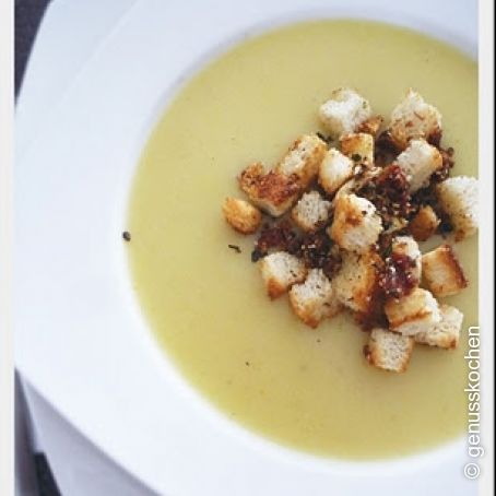 Kartoffelsuppe mit Tomaten-Croutons