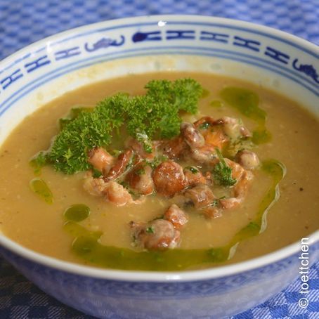 Kartoffelsuppe mit Petersilienöl und gerösteten Eierschwammerln