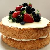 Kokosnuss-Baiser Torte mit Beeren