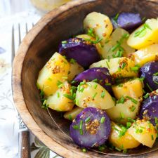 Kartoffelsalat mit blauen Kartoffeln