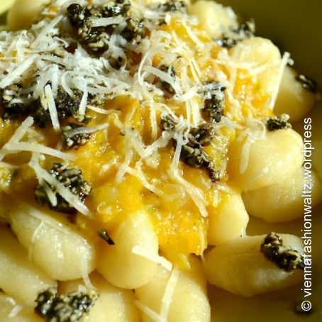 Gnocchi mit Kürbissoße und Pesto