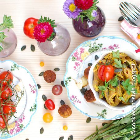 Pasta mit Kürbis-Pesto, Vleischbällchen und Ofenrispentomaten