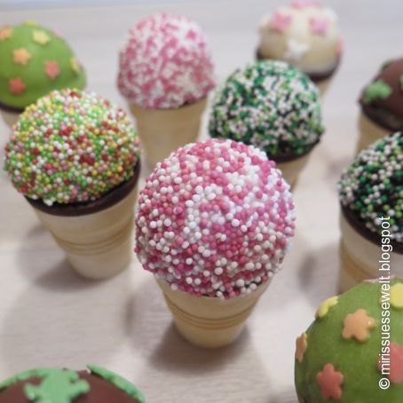 Küchlein im Waffelbecher