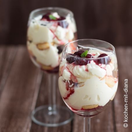 Löffelbiskuit-Mascarpone-Schichtdessert im Glass