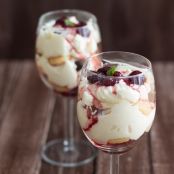 Löffelbiskuit-Mascarpone-Schichtdessert im Glass