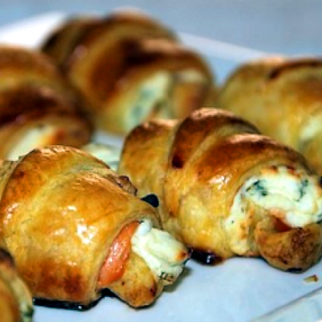 Mini-Croissants mit Lachs und Frischkäse