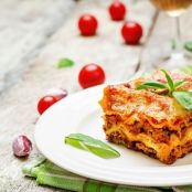 Klassische Bolognese-Lasagne mit Hackfleisch und Béchamel