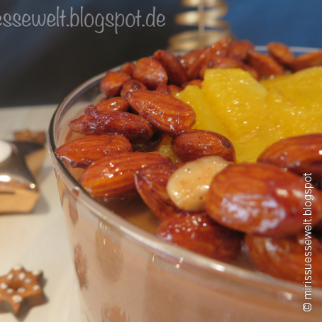 Lebkuchenmousse mit Gewürzorangen und gebrannten Mandeln