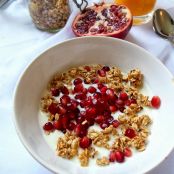 Selbstgemachtes Knusper-Nuss-Müsli mit Granatapfel und Joghurt