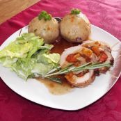 Mediterraner Lummerbraten a la Mans mit Zwiebelknödeln an Salat der Saison