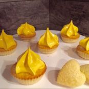 Milchmädchen-Frozen Lemon Cupcake mit einer Marshmallow Haube