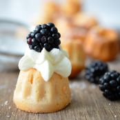 Mini-Brombeer-Gugel mit Vanillesoßenfüllung