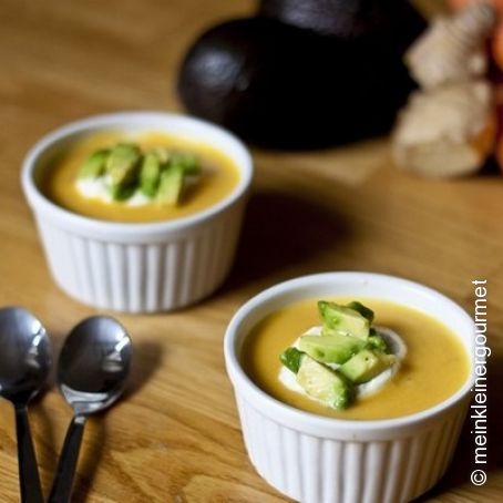 Möhren Ingwer Suppe mit Avocadostückchen