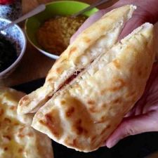 Indisches Naan mit Roquefort-Füllung