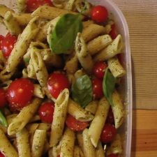 Pesto-Nudelpfanne mit frischen Tomaten