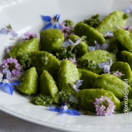 Erbsengnocchi mit Karottengrün-Pesto