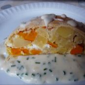 Pikanter Kürbisstrudel mit Schnittlauch-Rahm-Sauce