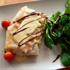 Brick im Zeichen der Ziege mit Sahneschaum an Feldsalat