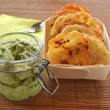 Parmesan-Chips mit Guacamole