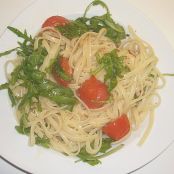 Pasta aglio olio mit Rucola und Tomaten