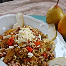 Pasta mit karamellisierter Honigbirne, Hokkaido, Feta und gerösteten Walnüssen