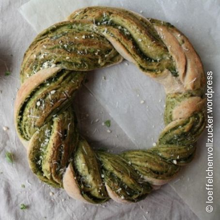 Fluffiger HEFE-Brot-KRANZ mit frischem Basilikum-Parmesan-PESTO!