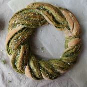 Fluffiger HEFE-Brot-KRANZ mit frischem Basilikum-Parmesan-PESTO!