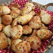 GEFÜLLTE PIZZABRÖTCHEN mit Schinken, Käse und italienischen Kräutern! Am besten noch warm genießen!