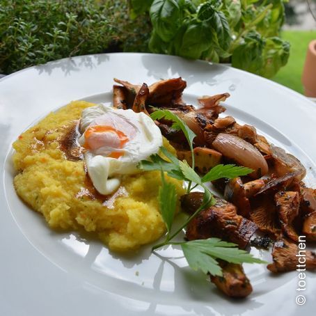 Polenta mit pochiertem Ei und gerösteten Pfifferlingen