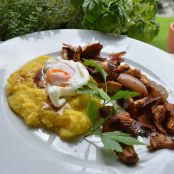 Polenta mit pochiertem Ei und gerösteten Pfifferlingen