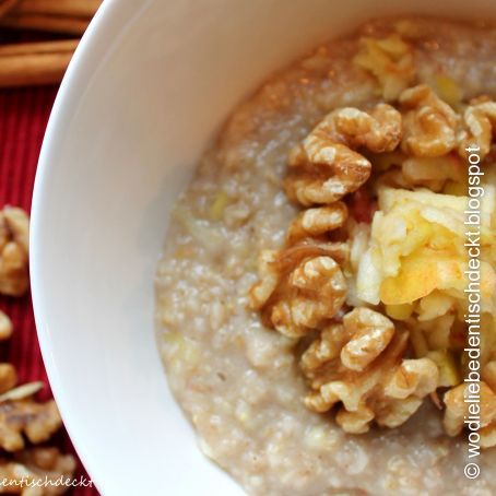 Apfel-Zimt-Porridge mit Walnüssen