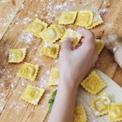 Selbstgemachte Ravioli mit Ricotta-Salbei-Basilikum-Füllung