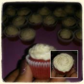 Red Velvet Mini Cup Cakes mit weihnachtlichesm Cremecheesefrosting