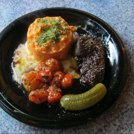 Rinderhüftsteak mit Süßkartoffel und Tomaten mit Rotweinbutter