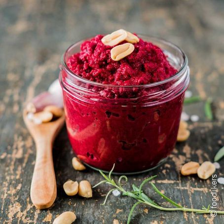 Rote Beete Pesto mit geröstete Erdnüssen