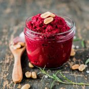 Rote Beete Pesto mit geröstete Erdnüssen