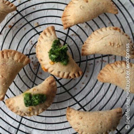 Süsskartoffel-Empanadas mit Koriander-Chimichurri