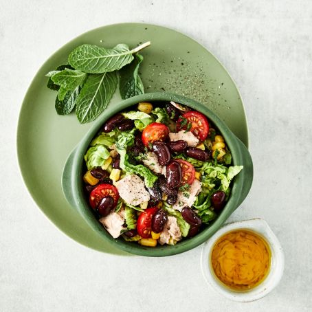 Knackiger Salat mit Thunfisch, Mais und Kidneybohnen