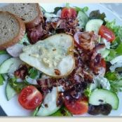 Salat mit überbackener Birne und Bacon