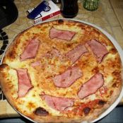Pizza mit Schinken und Feta