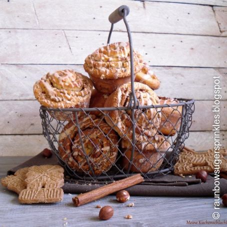 Spekulatius-Haselnuss-Schnecken mit Zimtglasur