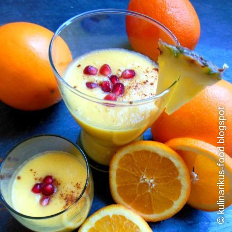 Orangen-Ananas-Smoothie mit Ingwer und Granatapfel