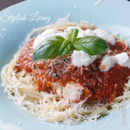 Spaghetti mit Tomatensauce, Mozzarella, pochiertem Ei und Parmesan