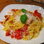 Spaghetti mit Cocktailtomaten und Pinienkernen