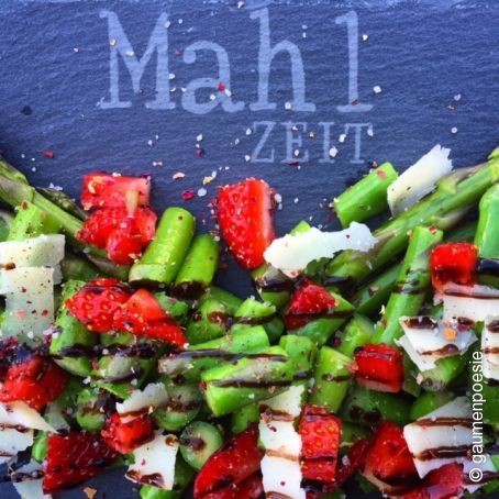 Spargelsalat mit Erdbeeren